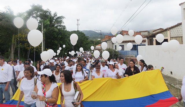 Los 3.100 comerciantes cerraron sus establecimientos para acudir a la marcha. Daicy Echeverri