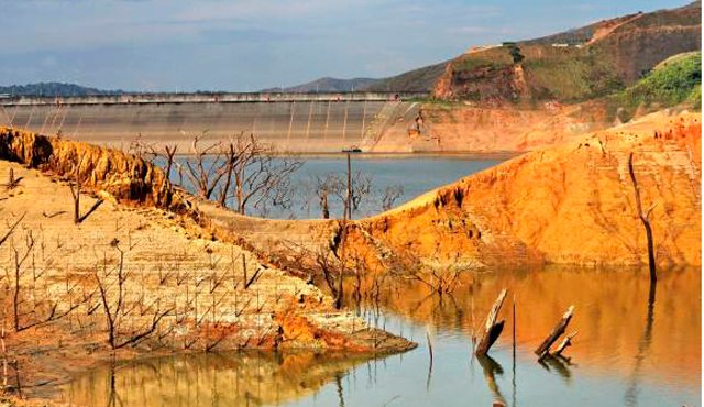 El bajo nivel de algunos embalses del país tienen en alerta a las autoridades locales. Colprensa