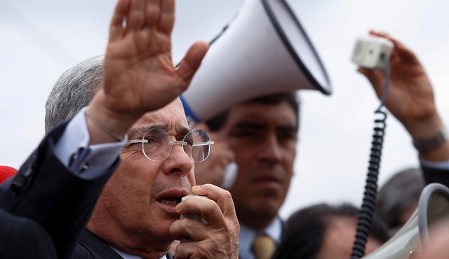 Álvaro Uribe arremetió este jueves contra el presidente Santos. Colprensa