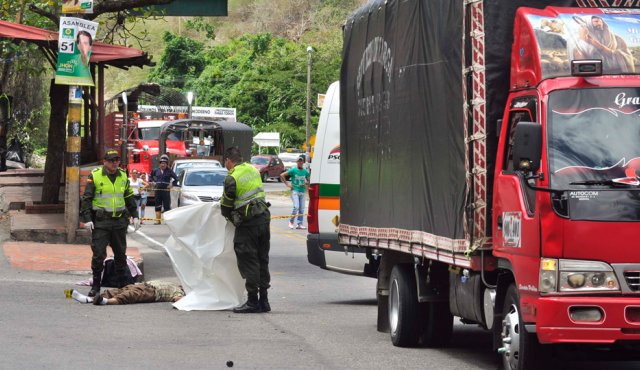 El cuerpo del abuelo quedó tendido en la carretera, tras ser embestido por un camión. Edinsson Figueroa