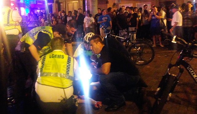 Paramédicos y la policía atiende a unos de los heridos, en 'ZombiCon'. AP