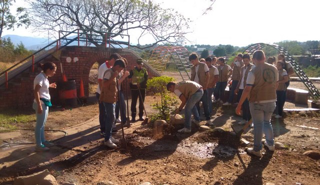 La iniciativa fue apoyada por 34 estudiantes de noveno y décimo grado del Colegio María Montessori que hacen parte del grupo ‘Guardianes del Turismo’. Policía Nacional
