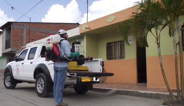 Las autoridades invitaron a los vecinos a destruir todos los inservibles que puedan servir de criaderos de zancudos. Archivo