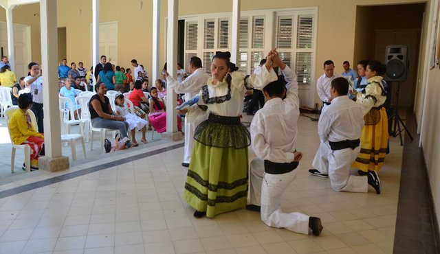 En la muestra artística se realizaron presentaciones de danza, teatro, música y se exhibieron las pinturas de los participantes de Encarrétate con Capacidad II. Rodrigo Sandoval