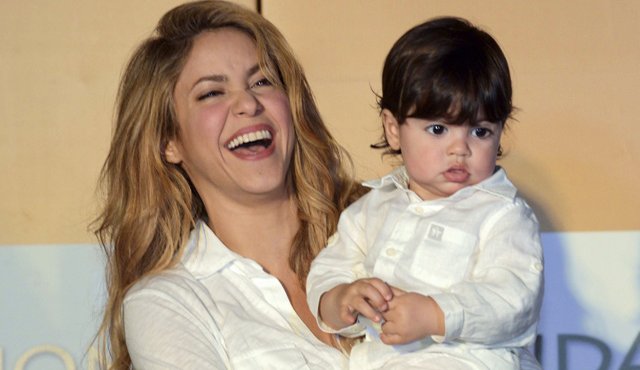 Shakira junto a su hijos Milán Piqué. Archivo