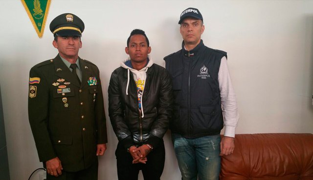 Fernsterbein Fernando Ramírez "posaba en redes sociales como DJ ‘Féxter’ y se fotografiaba con grandes figuras del deporte, el espectáculo y la vida pública internacional". Policía Nacional