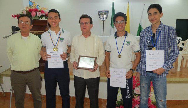 De izquierda a derecha: el docente Edgar Tinoco, Carlos Alberto Torres, ganador de la medalla de oro; José Augusto Quintero, rector; Joan Sebastián Torrado Pérez y Juan Camilo Herrera, quienes alcanzaron la medalla de plata. Daicy Echeverri