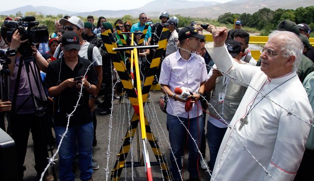 El 29 de agosto, pocos días despues del cierre de la frontera por orden de Nicolás Maduro, el obispo de San Cristóbal visitó el puente internacional Simón Bolívar para reencontrarse con su par de Cúcuta, Víctor Manuel Ochoa. Archivo