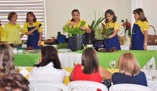 Los arreglos florales elaborados por Claudia González de Mora, Lucy García de Lamk, Martha Hernández de Colmenares, Piedad Valero de Salgar y Belén Hernández de Román se rifaron. Edinsson Figueroa