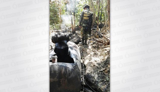 Así quedó la refinería ilegal después de ser destruida por el Ejército. Colprensa
