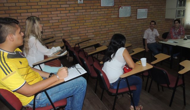 Docentes del departamento construyen objetos virtuales de aprendizaje. Tomada de Internet