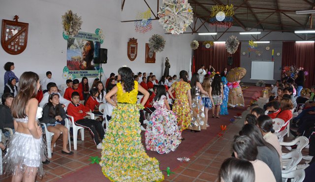 El desfile se cumplió en el salón de eventos del colegio San Francisco de Asís de Pamplona. Roberto Ospino