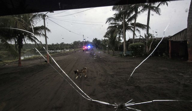 Las autoridades ayudaron a evacuar algunos sectores antes de la llegada del huracán. AFP