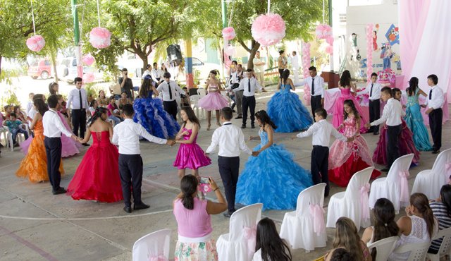Doce estudiantes de bachillerato del Colegio Cristo Obrero de La Ermita celebraron sus 15 años en el colegio con fondos escolares. Alfredo Estévez