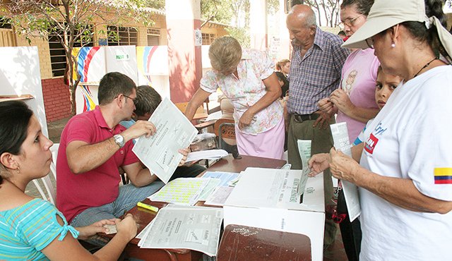 Hoy los colombianos tendrán una nueva cita con la democracia en la que, por primera vez, la violencia no será el factor que pondrá en riesgo el normal desarrollo de la jornada, sino los delitos electorales. Archivo