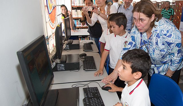 En reciente visita la ministra Mariana Garcés inauguró la biblioteca de Villa del Rosario. Juan Pablo Cohen