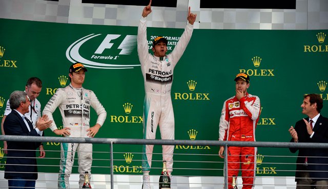 Nico Rosberg, segundo; Sebastian Vettel, tercero; escoltaron al británico. AFP