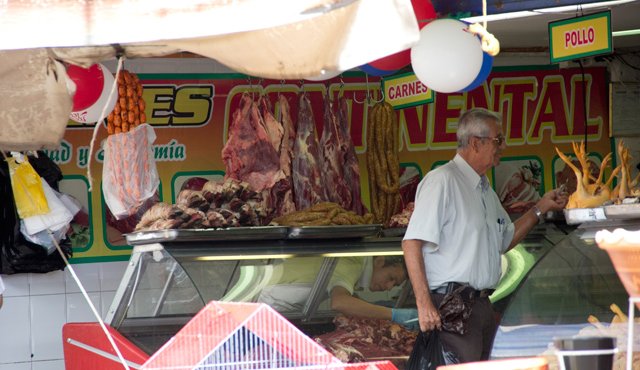 La OMS ha colocado las carnes procesadas en la misma categoría peligrosa que los cigarrillos o el asbesto. Archivo
