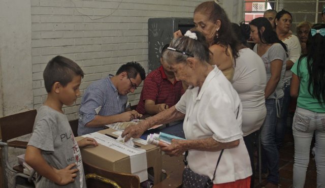 Los abuelos salieron a cumplir con su derecho al voto. Mario Caicedo