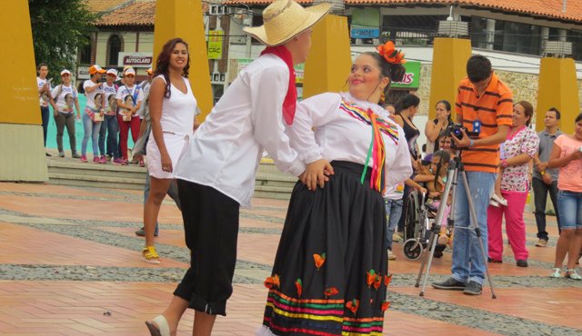 En la plazoleta San Francisco se desarrolló la presentación de los grupos de danzas. Daicy Echeverry