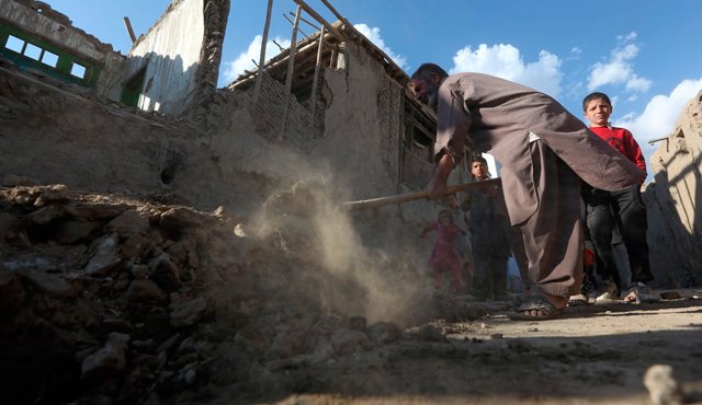 Un hombre afgano borra los escombros de una casa dañada después del fuerte terremoto, en Kabul. AP