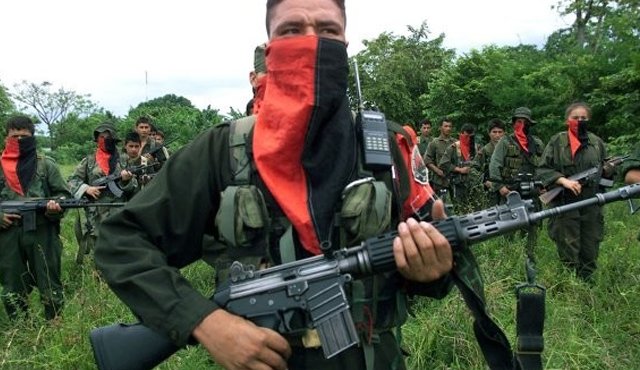 La negativa para la entrega de las armas por parte del ELN ha sido un obstáculo para iniciar el proceso de paz con el Gobierno, según analistas conocedores de los acercamientos. (Foto: Colprensa / Revista Voces - ELN.) Colprensa