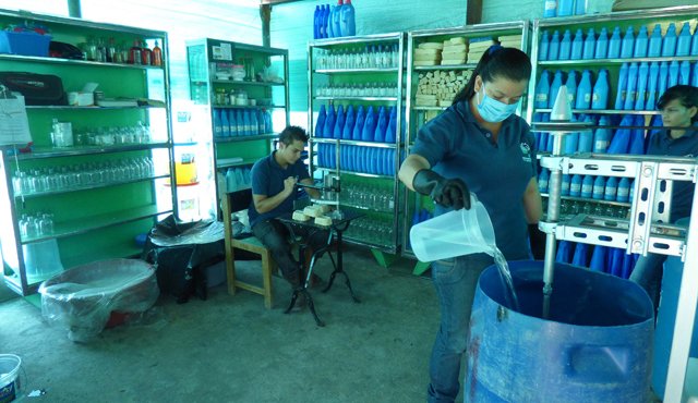 Los aprendices esperan recibir la certificación del Invima para ubicar su producto en los mercados locales y seguir siendo líderes en protección ambiental. Reynaldo Cañizares