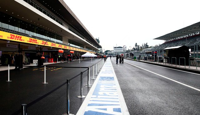 Una vista general de la calle de Boxes, antes del Gran Premio de México en el Autódromo Hermanos Rodríguez. AFP