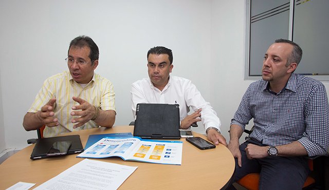 Jesús Antonio Daza, gerente nacional de regionales de Movistar, revisa las metas de crecimiento junto a Elkín Rodríguez, nuevo gerente de la seccional Nororiente y Jaime David Akly, gerente comercial en Cúcuta.
Juan Pablo Cohen