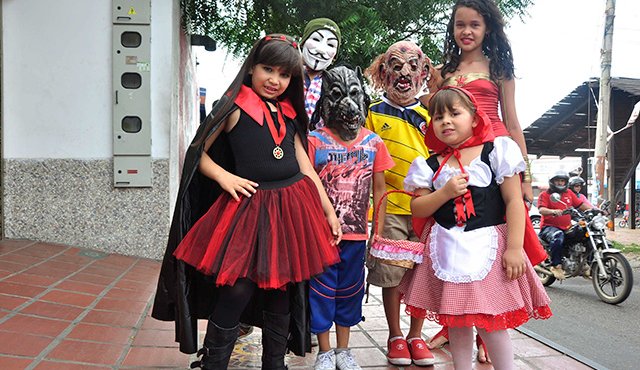 ¡Ojo, papás, disfracen a sus niños con indumentaria ligera, que no les produzca daños en la piel ni les dificulte la respiración. Está prohibida la venta y la utilización de disfraces que sean cerrados en el rostro.
Archivo