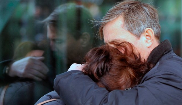 Familiares reaccionan en el aeropuerto internacional de Pulkovo, fuera de San Petersburgo, después de conocer la noticia del siniestro aéreo. AFP