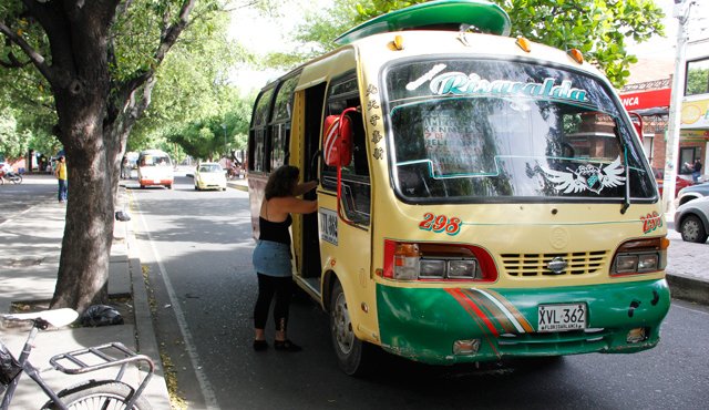 Los dos paraderos de buses que hay sobre la avenida Guaimaral, en los alrededores del hospital Erasmo Meoz, además de estar destartalados ninguno es utilizado por los conductores de busetas. Luis Alfredo Estévez