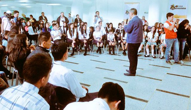 El gobernador Édgar Díaz hizo presencia en el evento. Proyecto Enjambre
