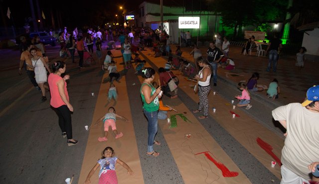 Padres e hijos se integraron en torno al arte y la cultura. En la imagen se aprecia uno de los puntos donde los núcleos familiares debían pintarse, en ejercicio de reconocimiento. Juan Pablo Cohen