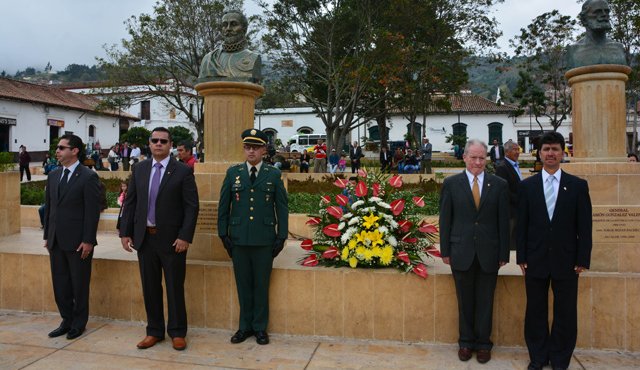 El alcalde Carlos Bustos -segundo de izquierda a derecha- acompañado de autoridades militares y civiles, pusieron una ofrenda floral al fundador, Pedro de Ursúa. Roberto Ospino