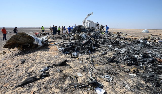 En el lugar del accidente, en el centro de la península del Norte-Sinaí, cerca de Wadi al-Zolomat, todavía se pueden ver numerosos restos del avión en medio del desierto, indicó un periodista en el lugar. AP