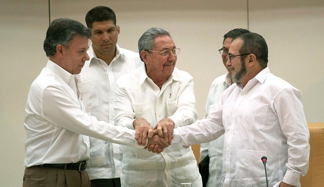 Encuentro entre Juan Manuel Santos y Timochenko. Colprensa