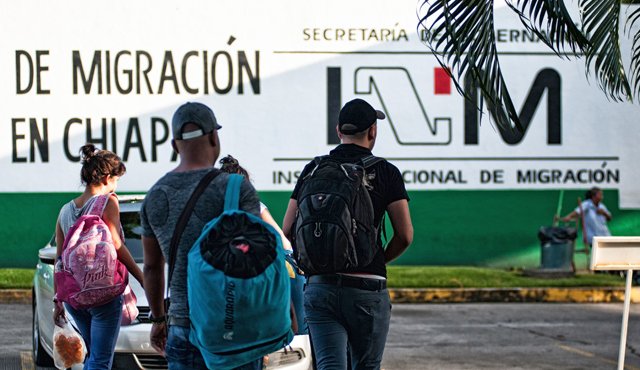 Un grupo de inmigrantes cubanos llegan al Instituto Nacional de Migraciones en Tapachula , estado de Chiapas, México. AFP
