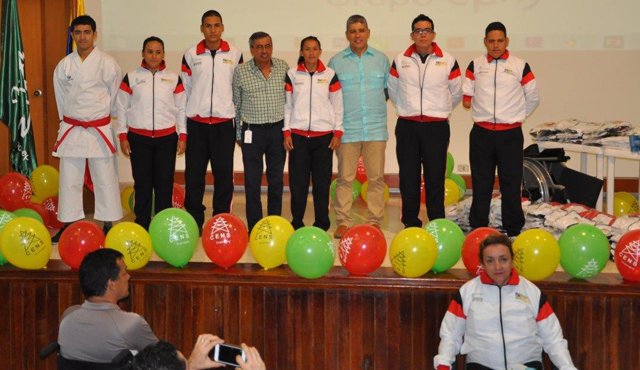 El gobernador Edgar Díaz Contreras y el gerente de Centrales Eléctricas, Alberto Rangel Becerra, durante la entrega de implementación deportiva a los atletas que van a los Juegos Nacionales y Paranacionales 2015. Cortesía