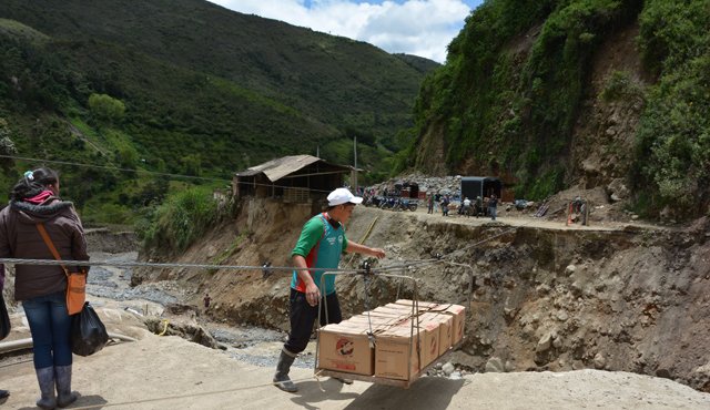 Luego de la caída del puente en el sector Hato Viejo, la comunidad habilitó un sistema de guayas para pasar productos de la canasta familiar y permitir a las personas cruzar de un lado a otro. Archivo