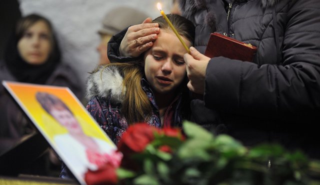 Nina Lushtshenko, una de las víctimas de la tragedia del Airbus A321 de la aerolínea Metrojet fue enterrada en Novgorod, en presencia de varios centenares de personas. AFP