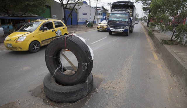 Los hundimientos se presentan a los alrededores de las tapas del alcantarillado pluvial informó Aguas Kpítal, entidad que denunció que se están robando las tapas de los colectores. Juan Pablo Cohen