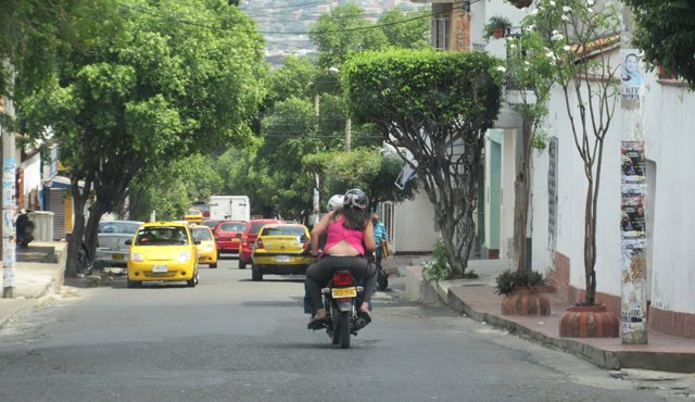 La vía se usa en doble sentido, y en las horas pico se congestiona y se hace peligrosa. Jean Javier García
