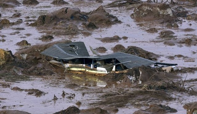 "El daño ambiental es enorme" en la región del sureste de Brasil inundada por desechos mineros tras la rotura de dos diques de contención de embalses, dijo el viernes uno de los fiscales que investigan el desastre. AFP