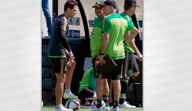 El jugador Javier Hernández (izquierda) y el entrenador Juan Carlos Osorio hablan durante una sesión de entrenamiento este lunes, en la ciudad de México. AFP