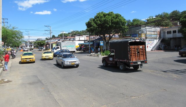 La Alcaldía prohibirá que los autos que bajan por Cuatrovientos interrumpan la doblevía por la avenida tercera, en San Luis. Jean Javier García