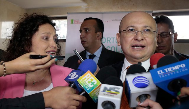 La representante del partido Alianza Verde Angélica Lozano y el fiscal general de la Nación, Eduardo Montealegre. Colprensa