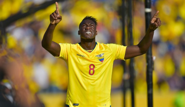 Felipe Caicedo celebra después de anotar contra Uruguay. AFP
