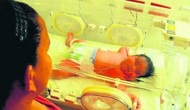 Los sorprendidos padres permitieron captar los primeros minutos de vida del bebé recién nacido más grande de Colombia. Vanguardia.com