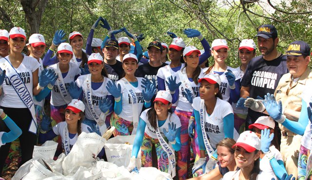 El vicepresidente de la República, German Vargas Lleras, en compañía del ministro de la Vivienda Luis Felipe Henao y las Señoritas del Concurso Nacional de la Belleza. Colprensa